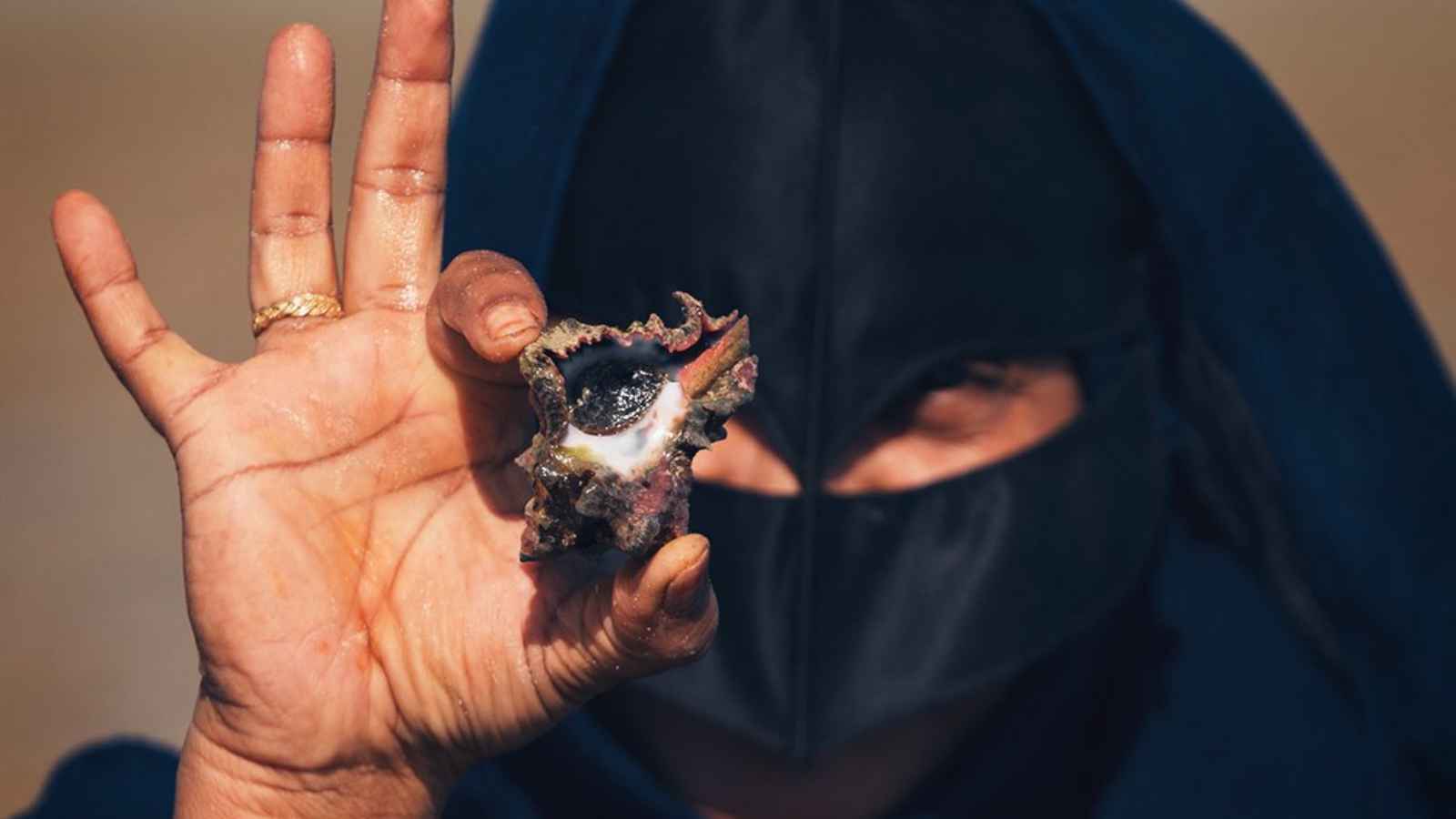 عُمانيات يستعنَّ بالقمر لإعداد وجبات طعام فريدة (صور)