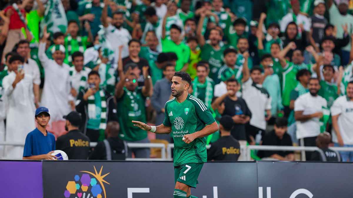 رياض محرز يتناول الإفطار في المسجد النبوي (صورة)