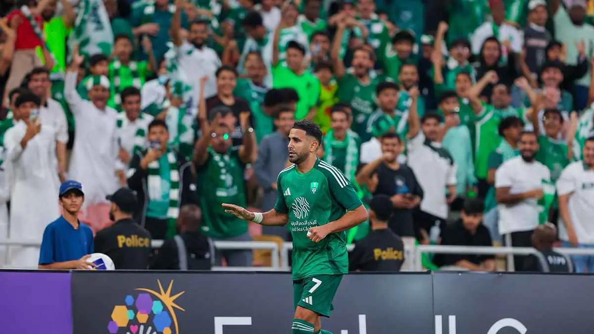 رياض محرز يتناول الإفطار في المسجد النبوي (صورة)