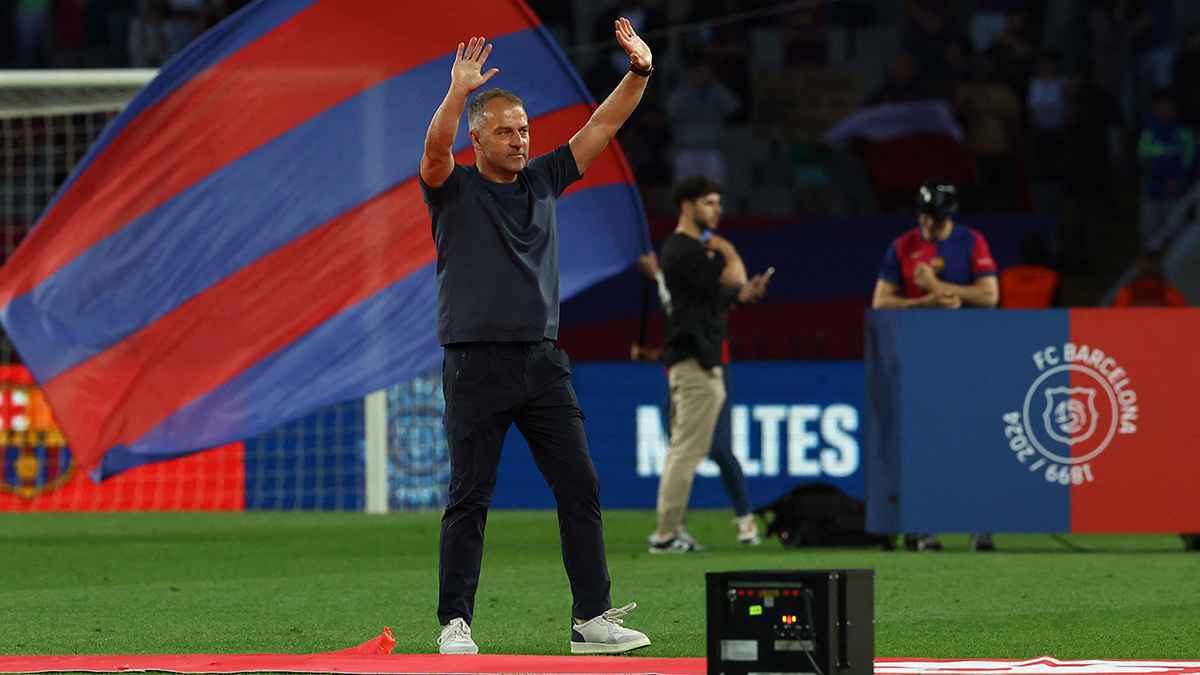 رسميًا.. برشلونة يمدد تعاقده مع هانزي فليك