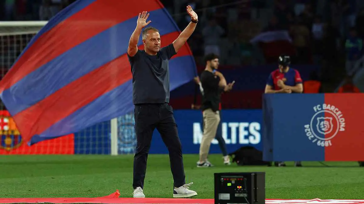 رسميًا.. برشلونة يمدد تعاقده مع هانزي فليك