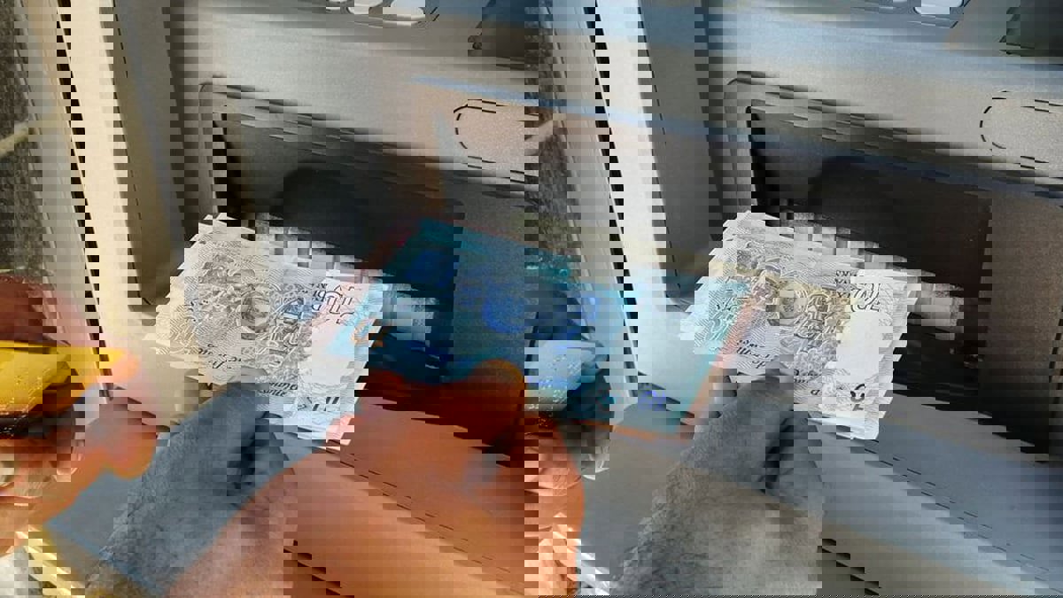 وصل لأدنى مستوى منذ 3 سنوات.. انهيار الدينار يفاقم "متاعب" الاقتصاد التونسي