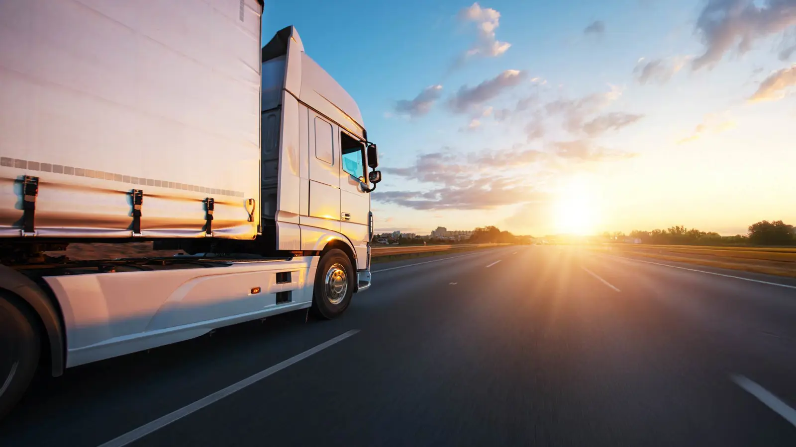 شاحنة تصدم عاملًا على رافعة أثناء صيانة إشارة المرور (فيديو)