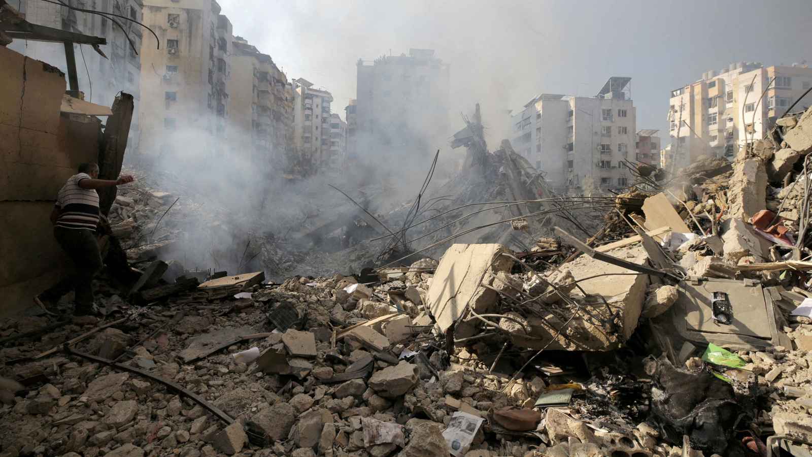 إسرائيل تتوسع في الغارات.. "قصف عنيف" يطال عدة مدن لبنانية (فيديو)