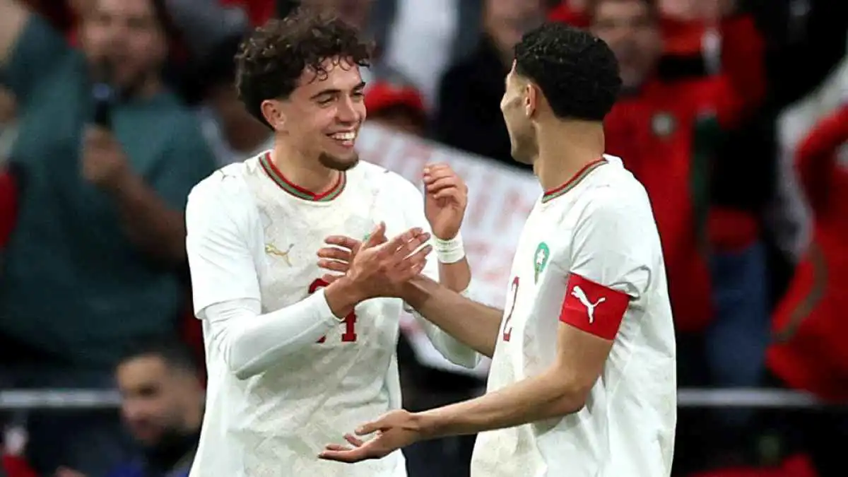 اصطدام قوي بين حكيمي والعيناوي أثناء الاحتفال ضد الإكوادور (فيديو)