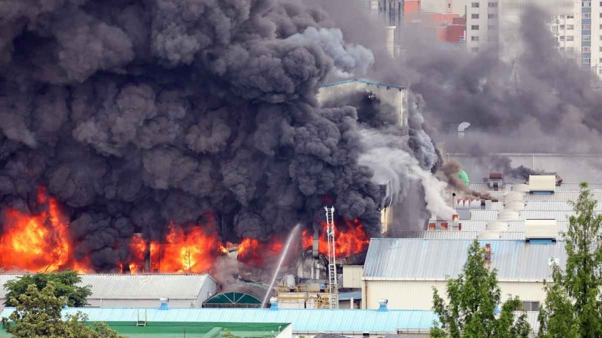 كوريا الجنوبية.. السيطرة على 80% من حريق مصنع إطارات (فيديو)