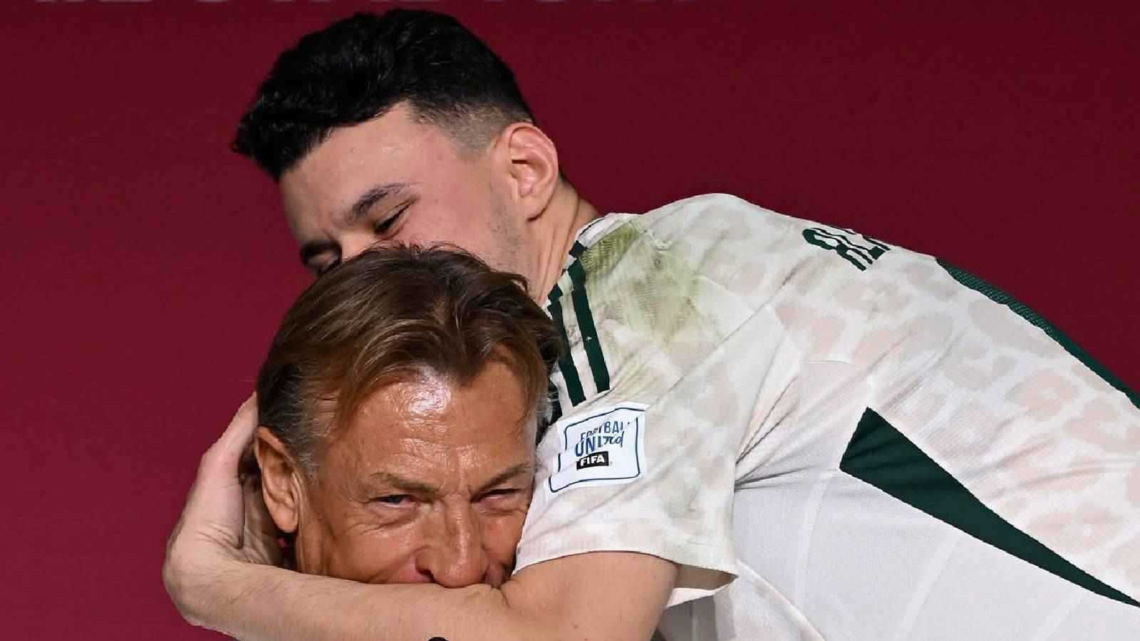 عبد الله الحمدان يقبّل رأس رينارد ويعتذر عن ضربة الجزاء الضائعة (فيديو)