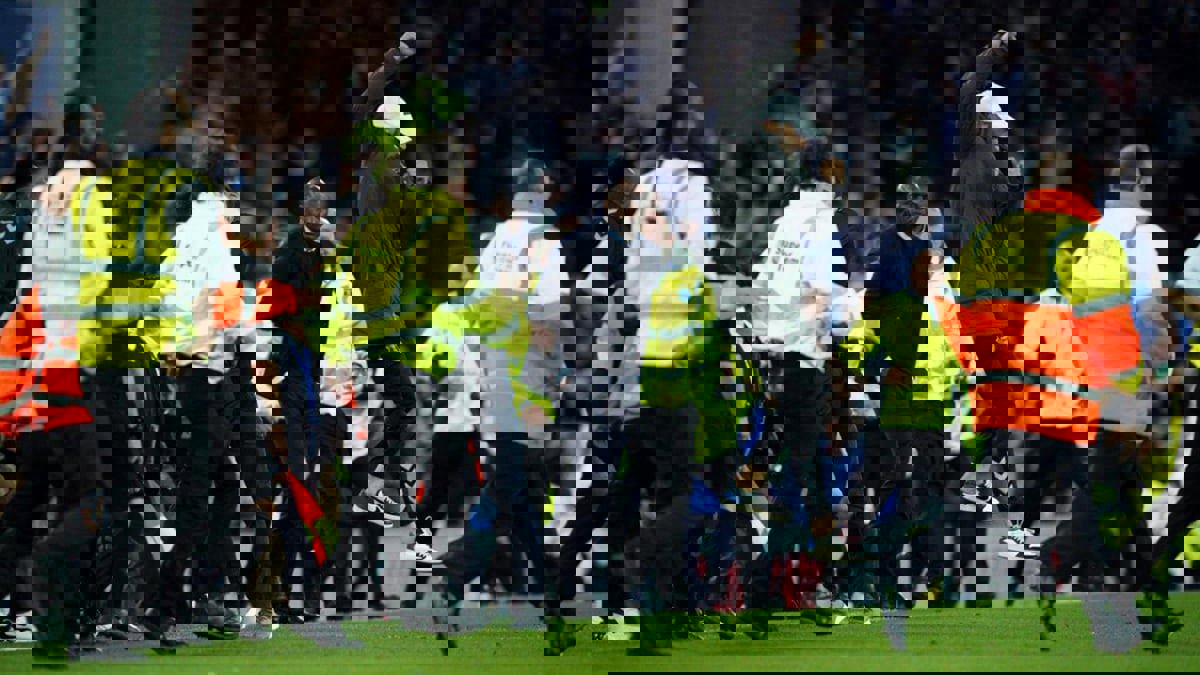 بعد واقعة باتريك فييرا.. الاتحاد الإنجليزي يحقق بتكرار حوادث اقتحام الملاعب