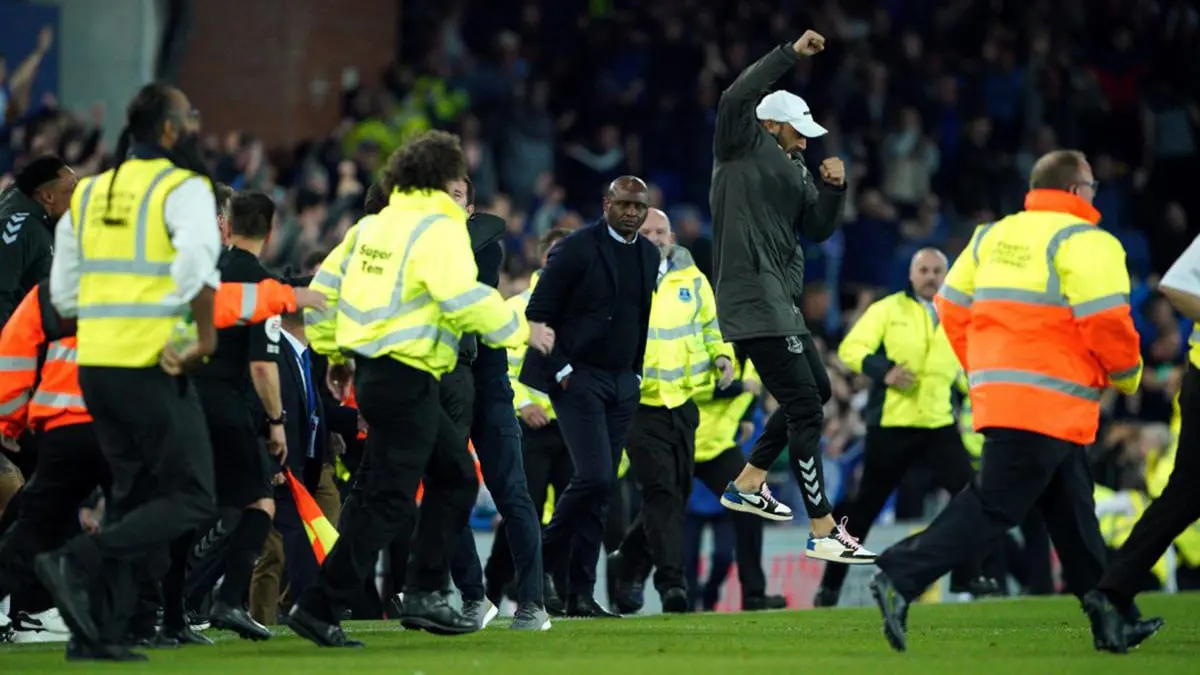 بعد واقعة باتريك فييرا.. الاتحاد الإنجليزي يحقق بتكرار حوادث اقتحام الملاعب