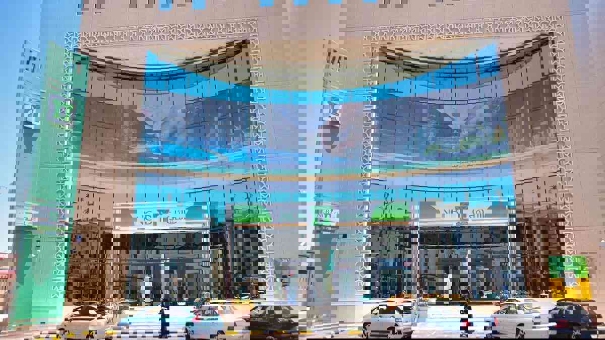 بلومبيرغ: اندماج "الأهلي التجاري" و"سامبا" أساس "رؤية 2030" لتنويع الاقتصاد السعودي بعيدا عن النفط