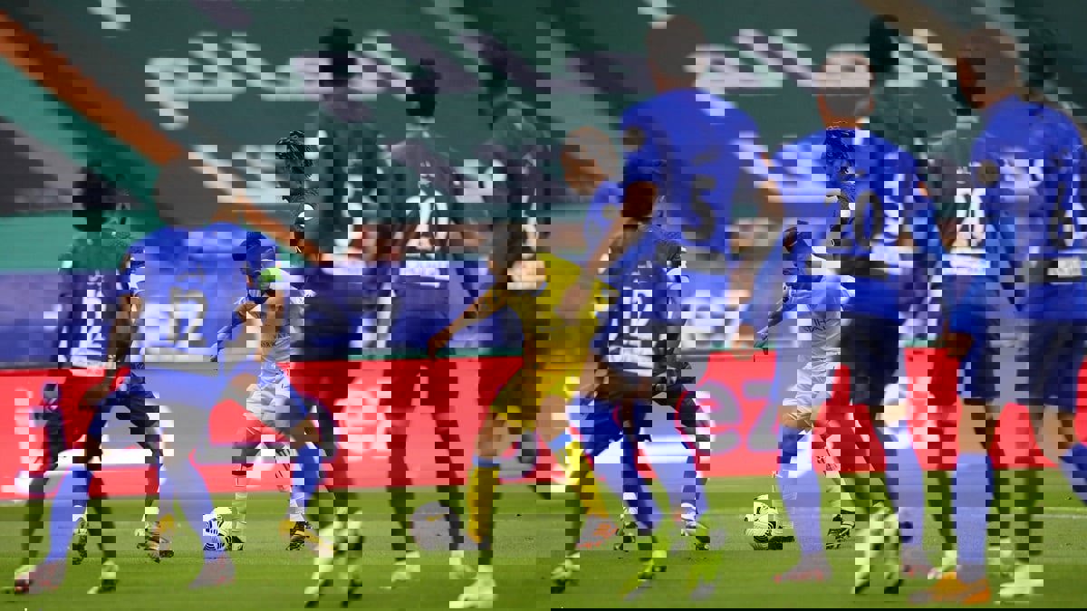 غضب عارم من بيتروس بعد إلغاء هدف عبدالرزاق حمدالله ضد الهلال (فيديو)