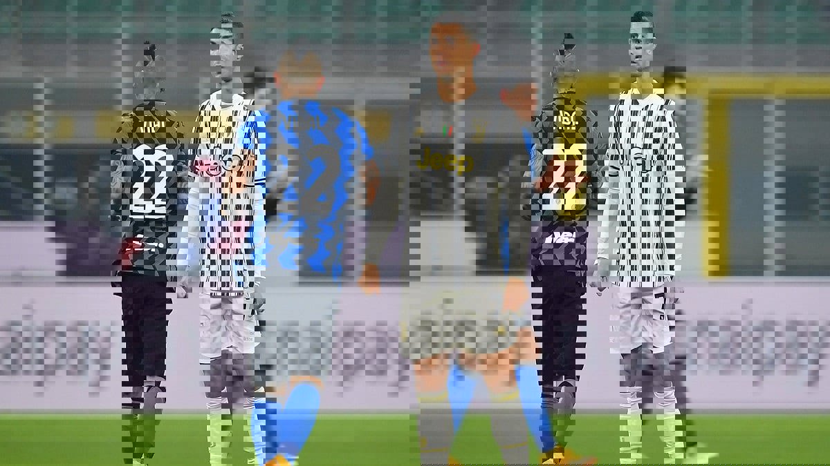 فيدال لاعب إنتر يقبل شعار منافسه يوفنتوس (فيديو)‎