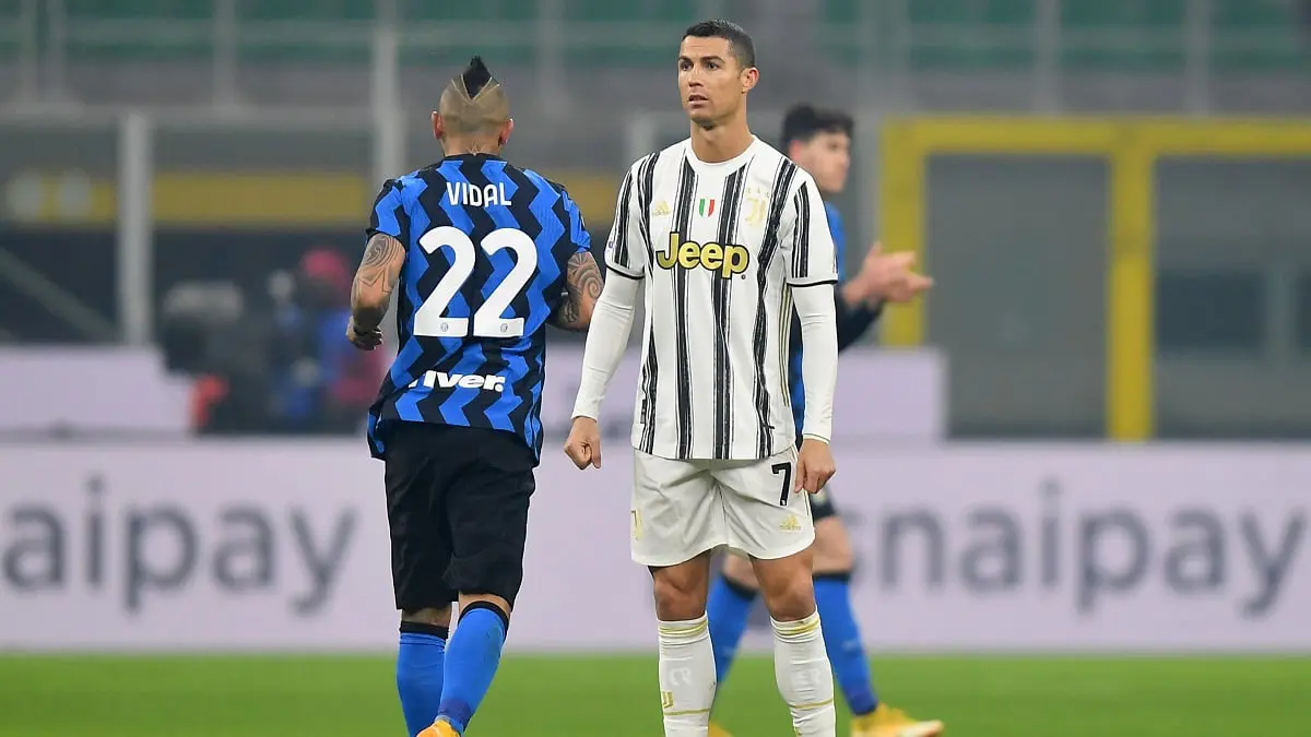 فيدال لاعب إنتر يقبل شعار منافسه يوفنتوس (فيديو)‎