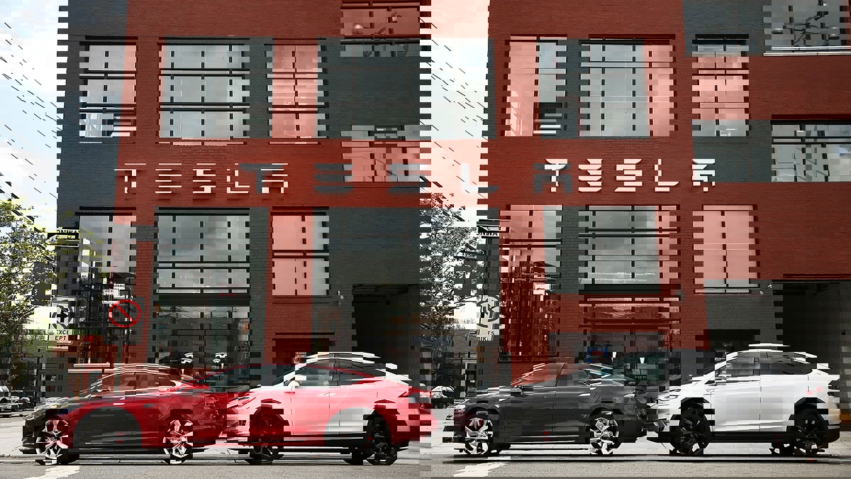 الصندوق السيادي السعودي باع 99.5% من حصته في "تيسلا"