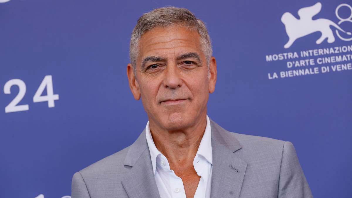 جورج كلوني يحتفل بعيد ميلاده الـ64 على مسرح برودواي (صور)