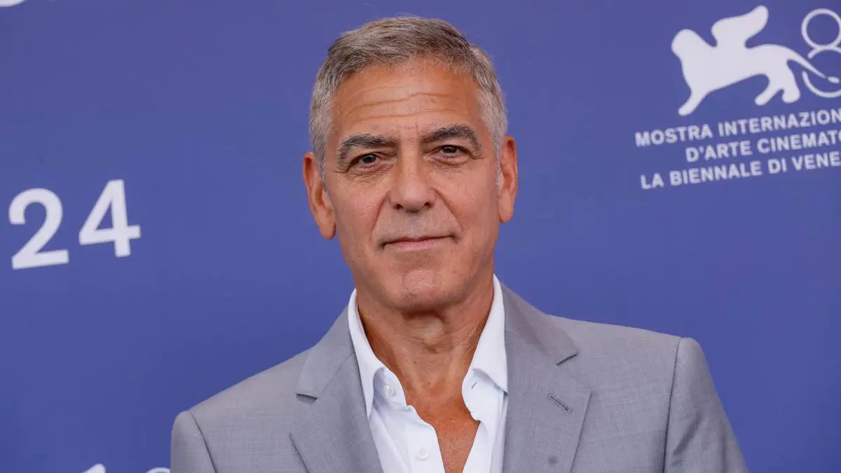 جورج كلوني يحتفل بعيد ميلاده الـ64 على مسرح برودواي (صور)