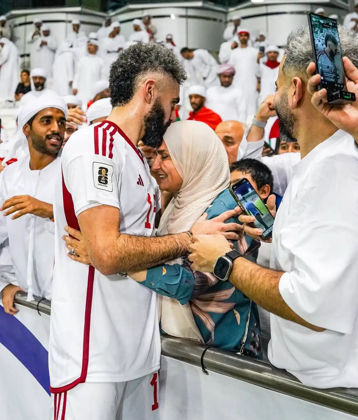 يحيى نادر يقبل والدته