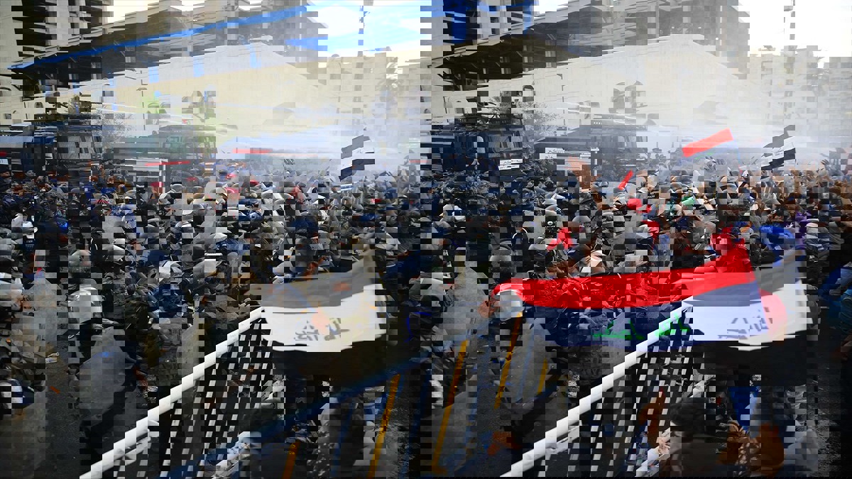 الأمن العراقي يفرّق تظاهرة احتجاجية حاولت اقتحام منزل مسؤول في البصرة‎