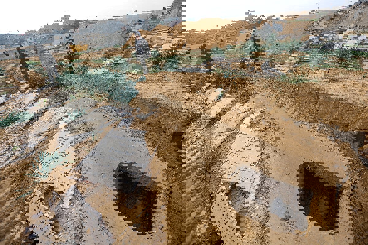 دفاع مدني غزة يكشف لـ"إرم نيوز" تفاصيل المقابر الجماعية في القطاع