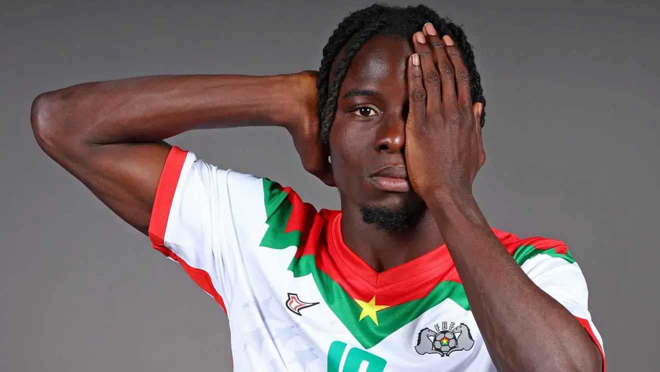 قصة في التحدي.. نجم بوركينا فاسو يسطع في سماء أمم إفريقيا بعد فقدان إحدى عينيه