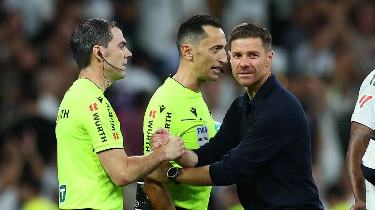 هذا لا ينبغي أن يحدث.. غضب عارم من تشابي ألونسو تجاه التحكيم