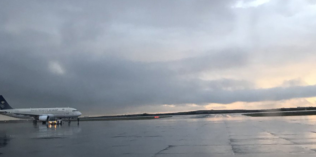 إغلاق مطار أبها السعودي.. شاهد آثار الطائرة الحوثية (فيديو وصور)