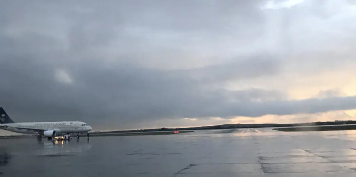 إغلاق مطار أبها السعودي.. شاهد آثار الطائرة الحوثية (فيديو وصور)