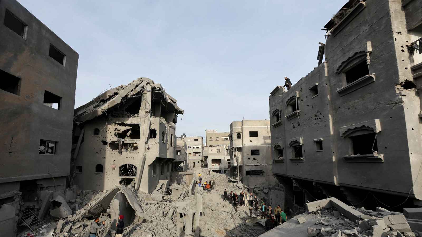 "مشاهد مروعة".. 18 قتيلا بقصف إسرائيلي على "النصيرات" وسط غزة (فيديو)