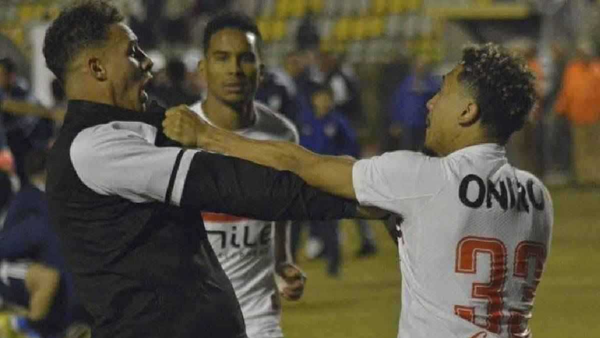 اشتبك مع بيزيرا.. رد مفاجئ من نجم إنبي بعد اتهامه بالإساءة لجمهور الزمالك 