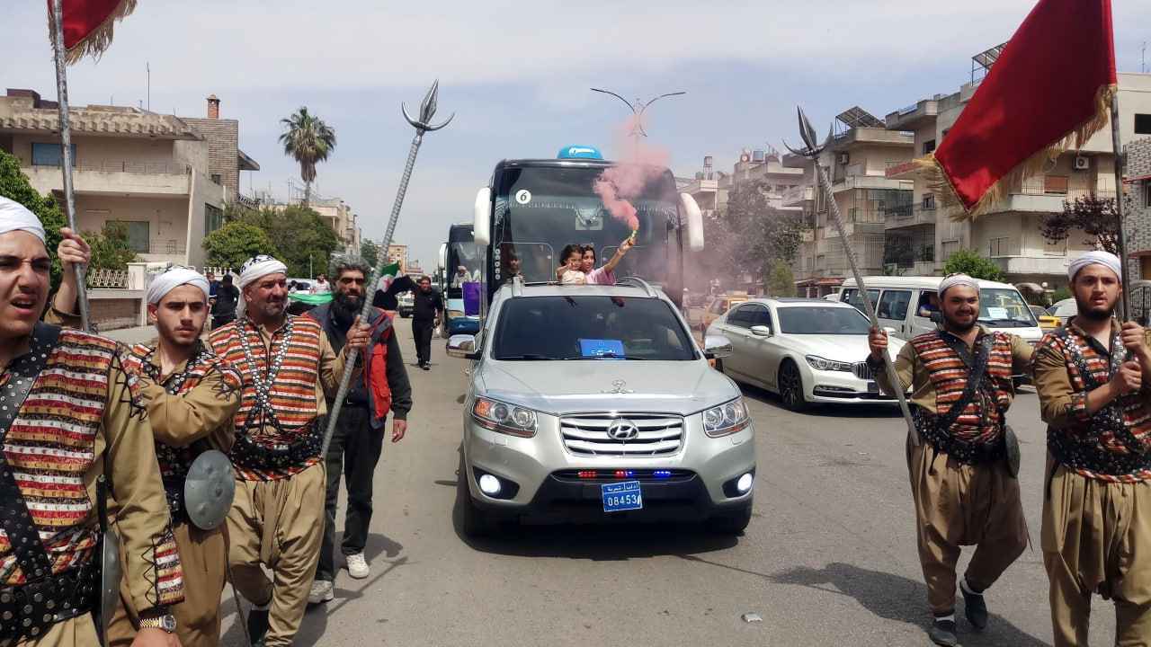 عودة 80 عائلة سورية مهجرة إلى حمص (صور)