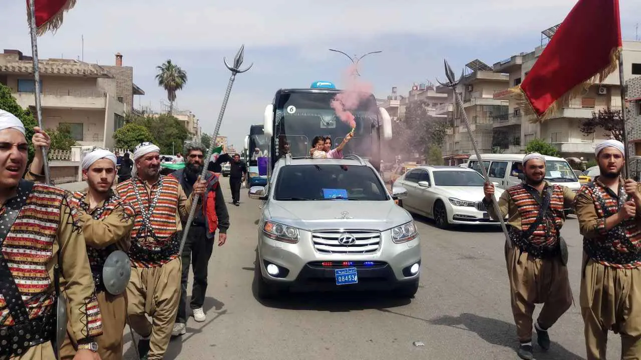 عودة 80 عائلة سورية مهجرة إلى حمص (صور)