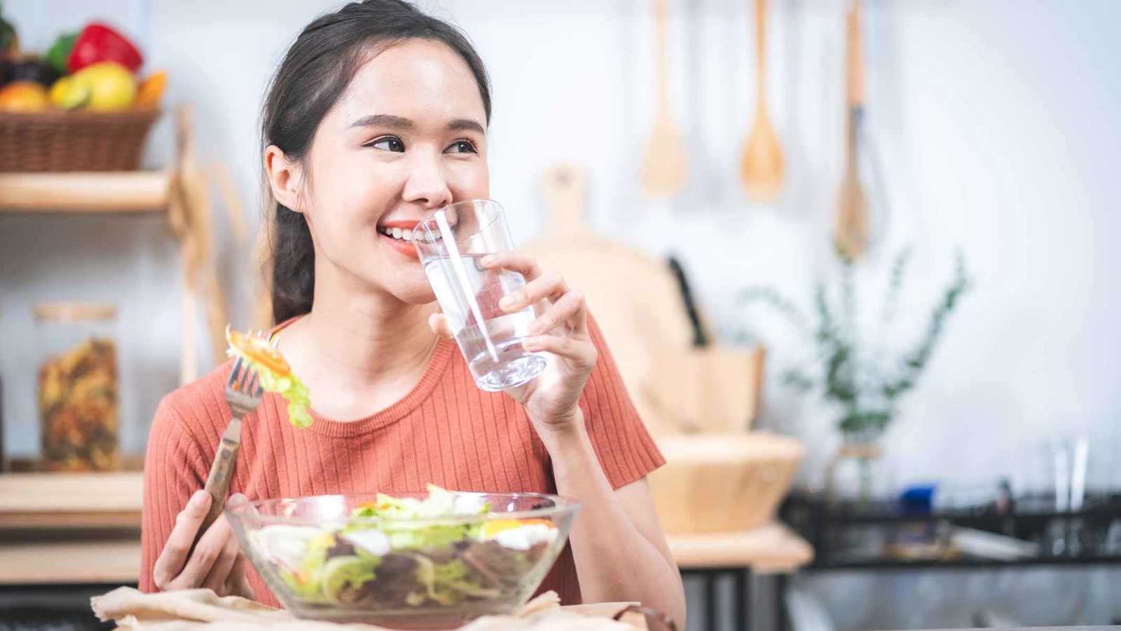 معتقد شائع.. هل يفسد شرب الماء أثناء الأكل عملية الهضم؟