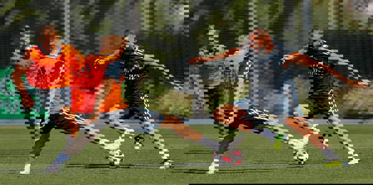 "لماذا أضم لاعبين عجزة؟".. رئيس نابولي يرد على تقارير مفاوضات كريم بنزيما ودي ماريا