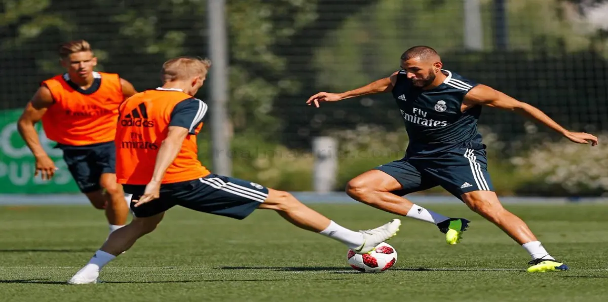 "لماذا أضم لاعبين عجزة؟".. رئيس نابولي يرد على تقارير مفاوضات كريم بنزيما ودي ماريا