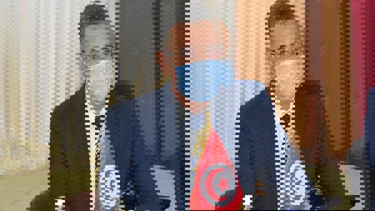 تونس.. منح نجل وزير الداخلية جواز سفر دبلوماسيًّا يثير انتقادات حادة