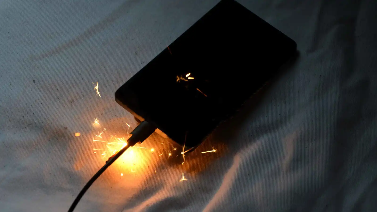 مصر.. مصرع 3 أطفال بسبب "شاحن هاتف"