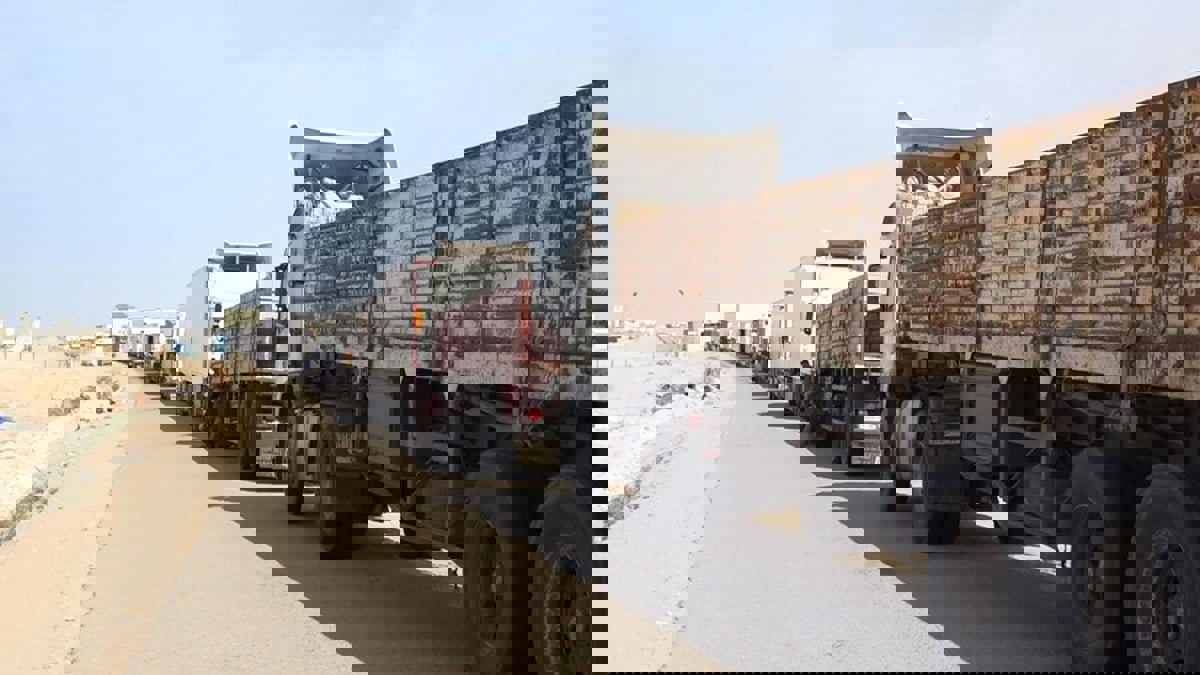 بسبب إغلاق متظاهرين "شريان الشمال".. توقف حركة الشاحنات بين مصر والسودان