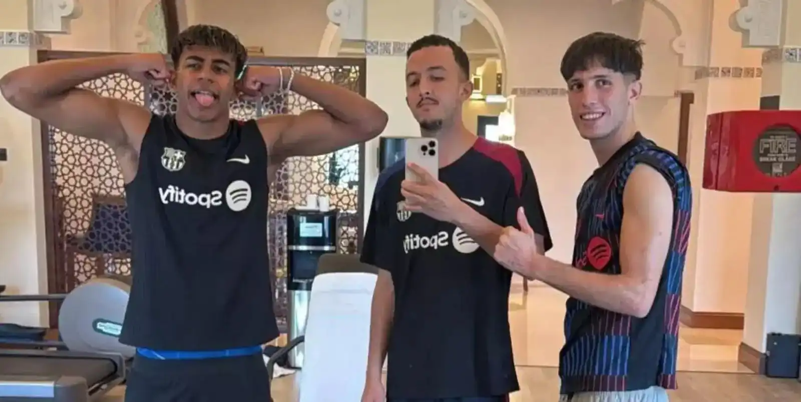 لامين يامال مع أصدقائه