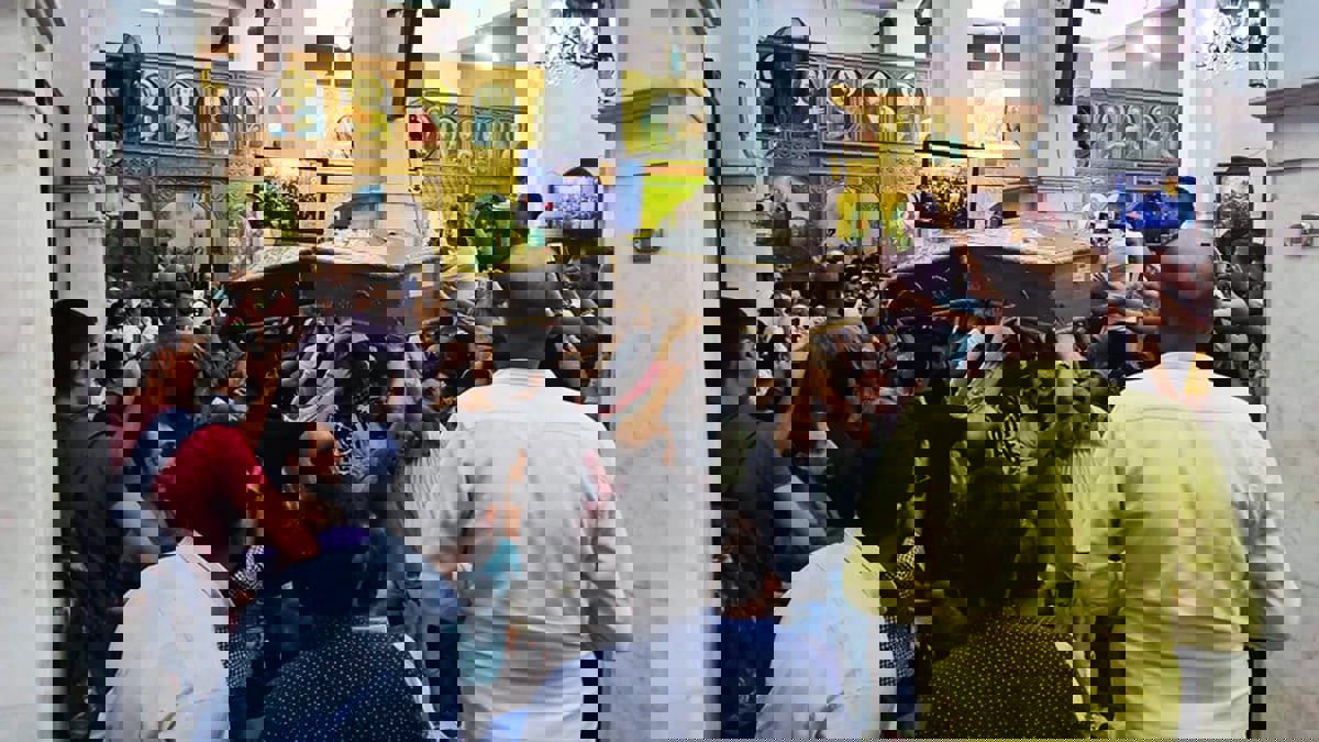 مشاهد مؤثرة لذوي ضحايا كنيسة "أبو سيفين" أثناء تشييع الجثامين (فيديو)