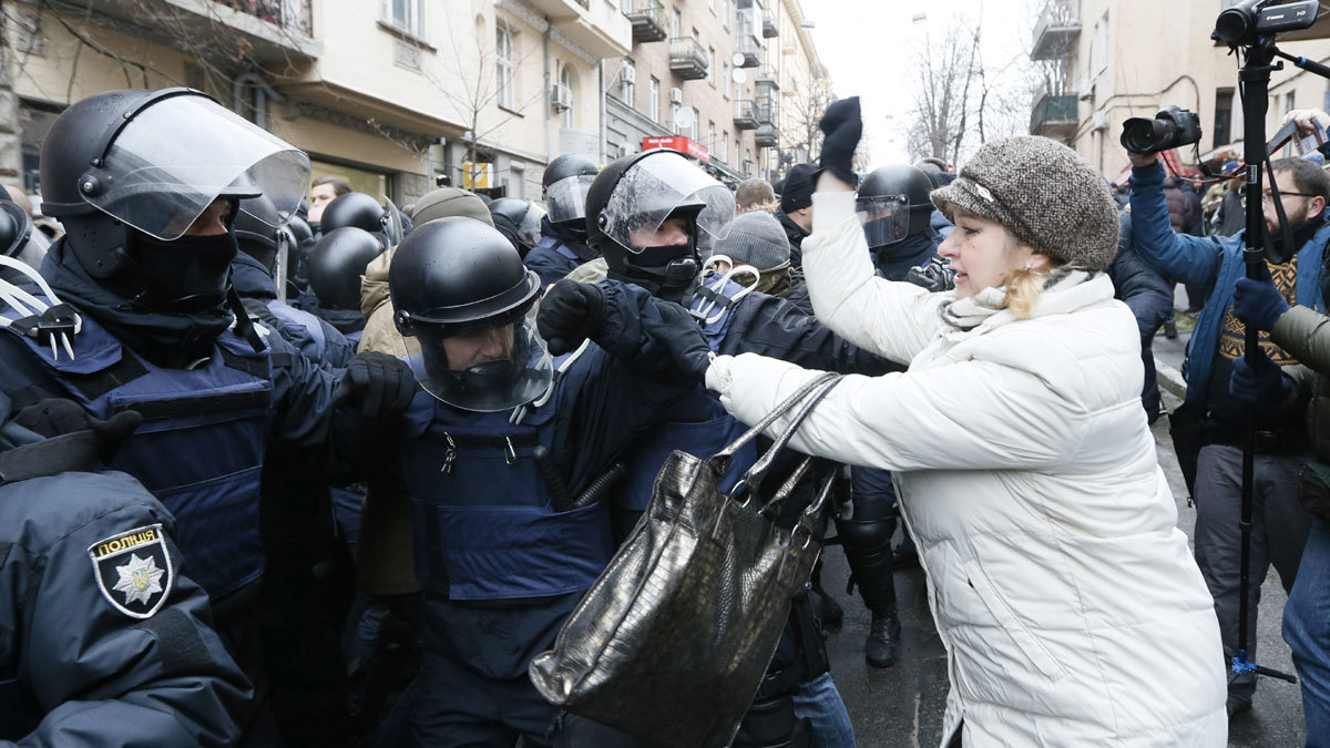 مداهمات الكنائس.. أحدث حلقة في النزاع السياسي بين كييف وموسكو