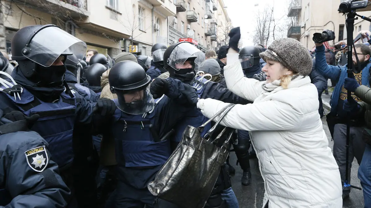 مداهمات الكنائس.. أحدث حلقة في النزاع السياسي بين كييف وموسكو