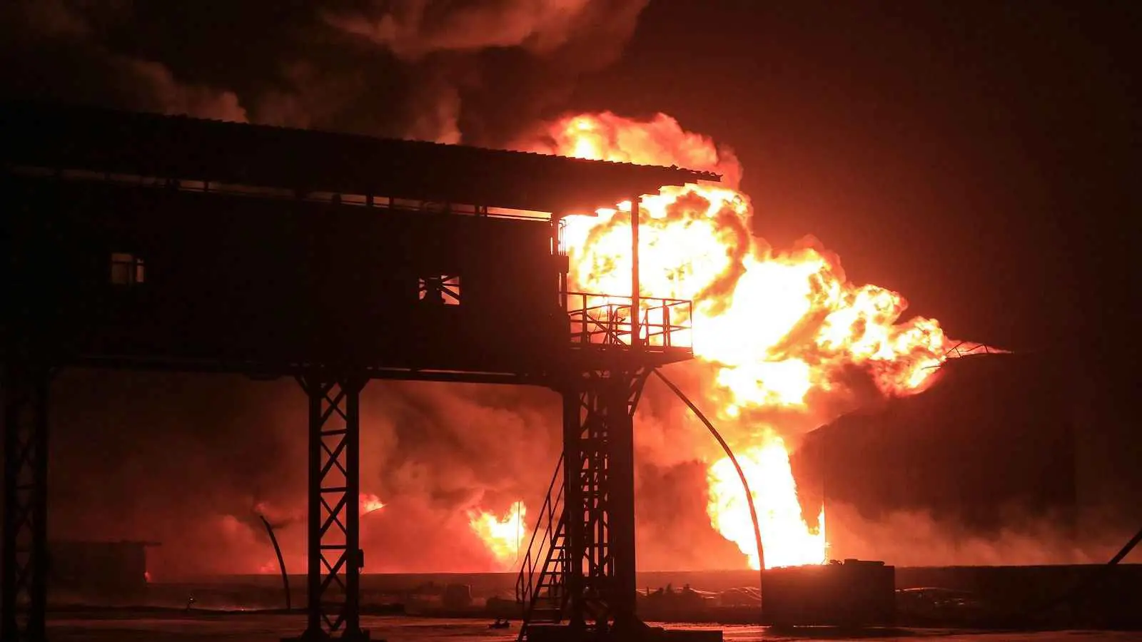 غارات أمريكية بريطانية تستهدف مطار الحديدة