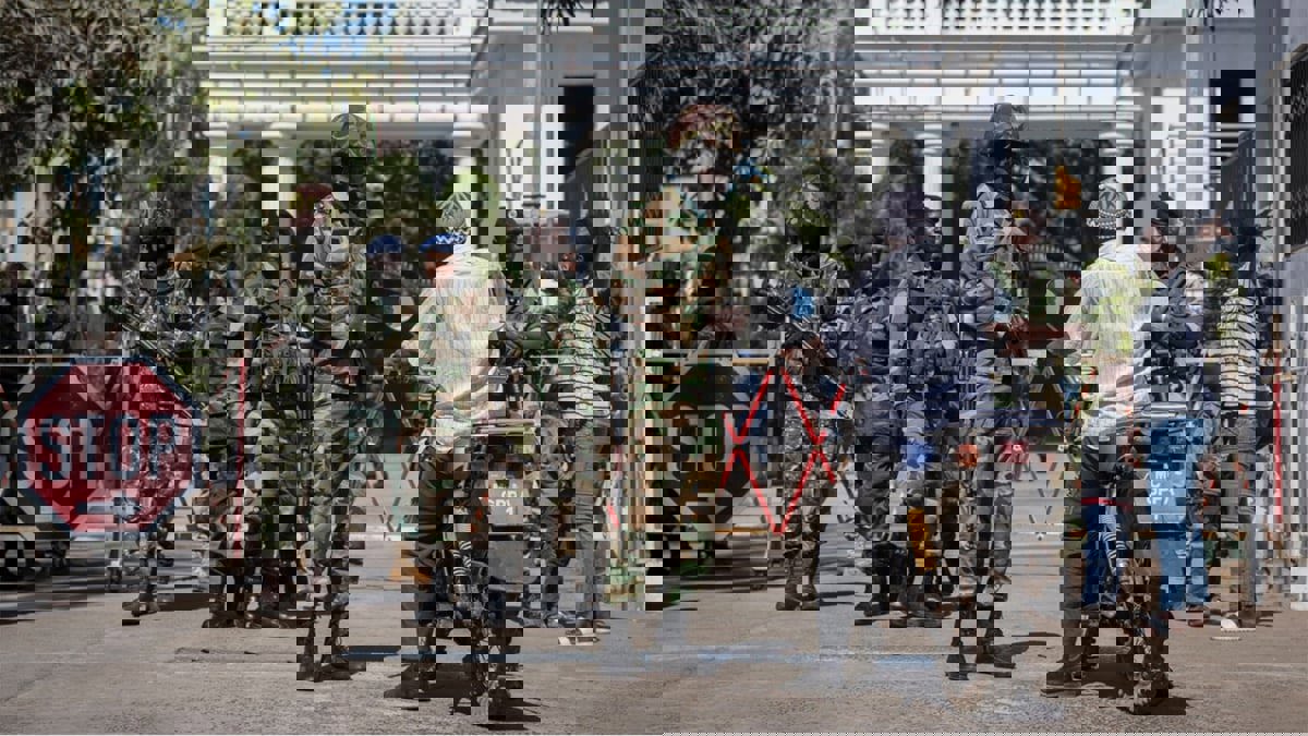 غامبيا تعتقل ضابطين للاشتباه بضلوعهما في محاولة انقلاب
