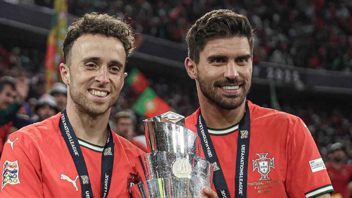 ماذا فعل لاعبو الهلال لإخراج نيفيز من صدمة وفاة جوتا؟