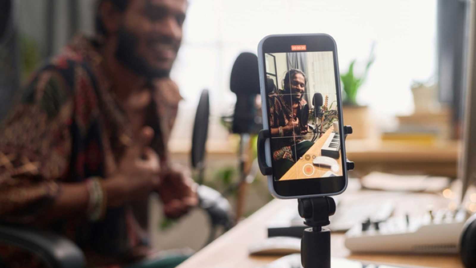 التقاط الصور أصبح أسهل.. هكذا تستخدم السماعات للتحكم بكاميرا آيفون