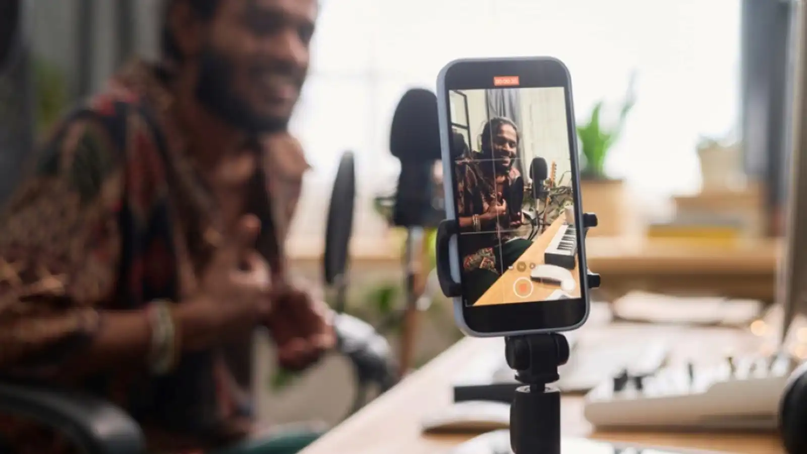 التقاط الصور أصبح أسهل.. هكذا تستخدم السماعات للتحكم بكاميرا آيفون