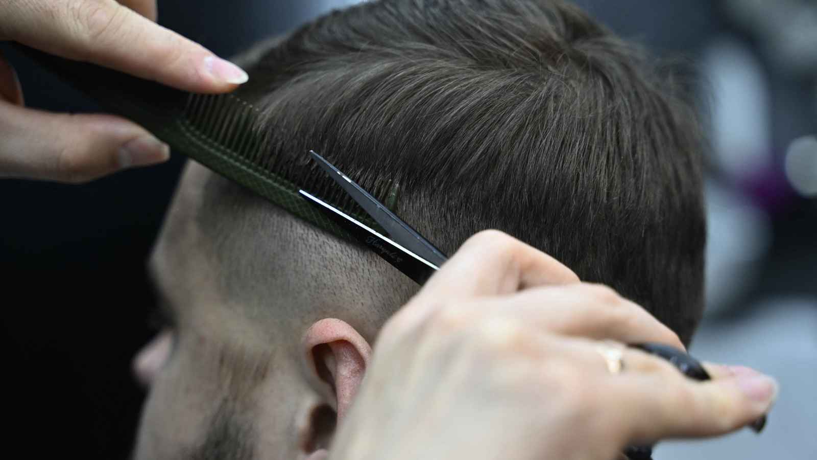 مكون بسيط في المطبخ.. الكشف عن حل لمشاكل فروة الرأس