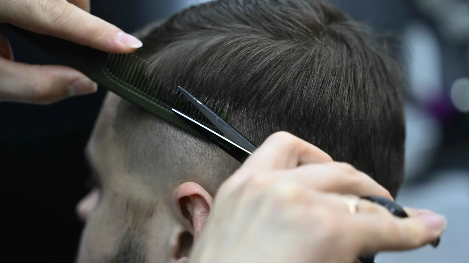 مكون بسيط في المطبخ.. الكشف عن حل لمشاكل فروة الرأس