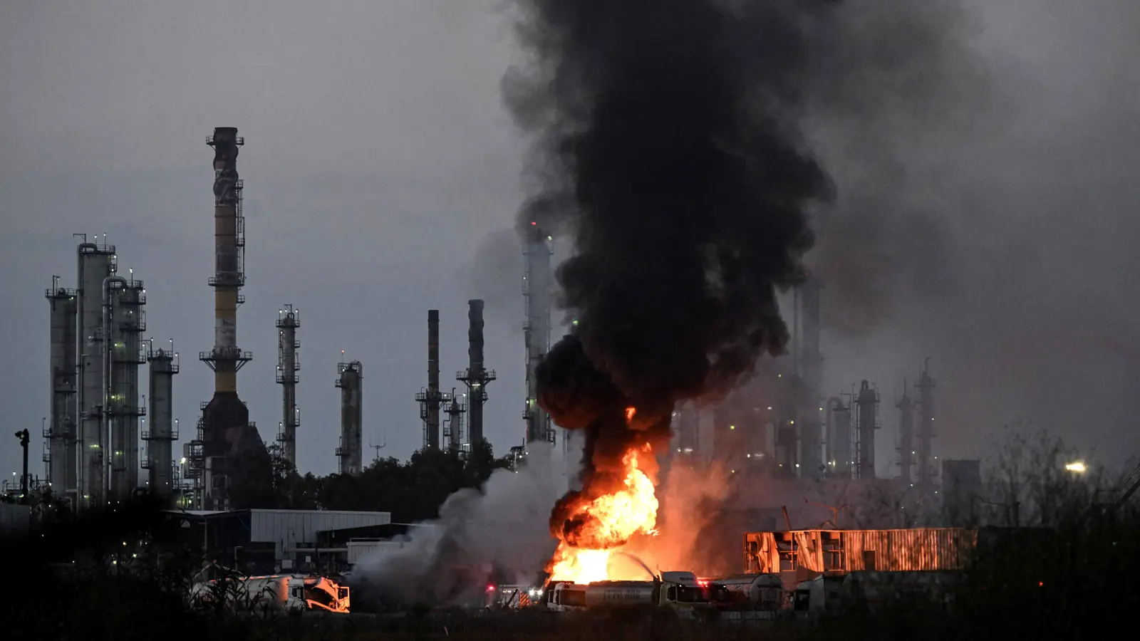 شظايا صاروخ تصيب ناقلة وقود في مصافي النفط الإسرائيلية