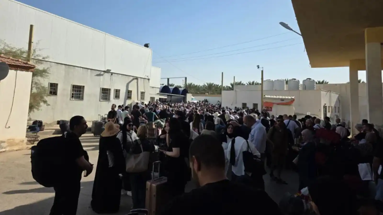 مئات العائلات عالقة بعد إعادة إسرائيل إغلاق "معبر الكرامة"